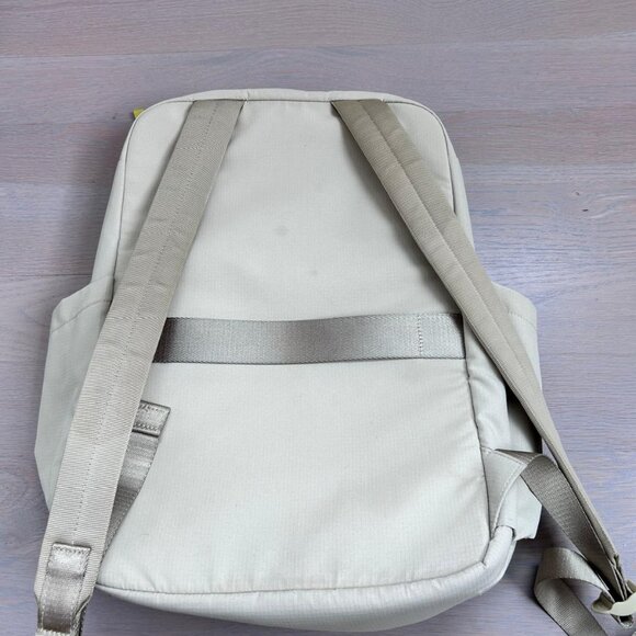 Lululemon Everyday Backpack 2.0 23L in light yellow/yellow/ creamy yellow - Picture 2 of 5